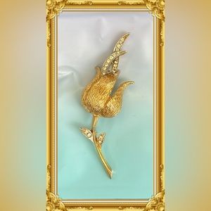 💕Beautiful Gold Tone Vintage Flower Pin💕